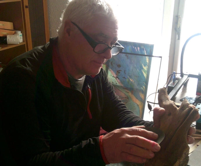 Gabriel Ramirez puliendo una obra gabiart