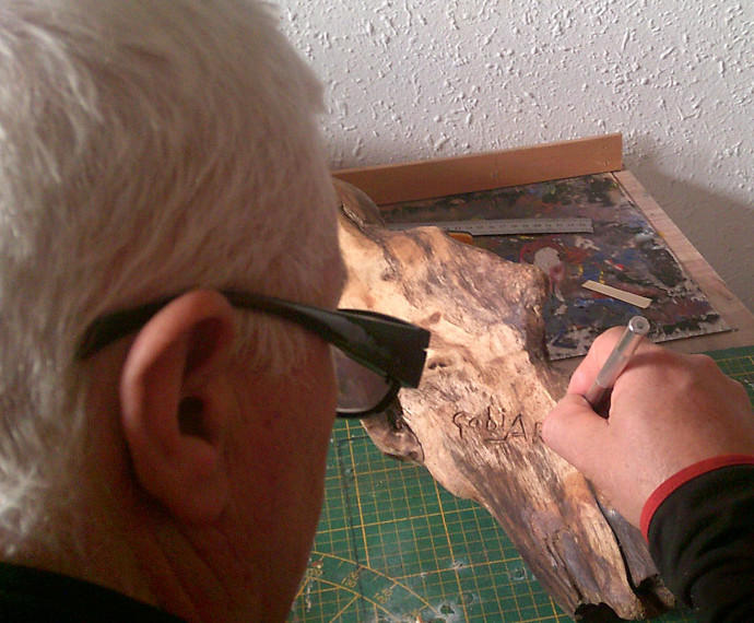 Gabriel Ramirez artista de gabiart firmando