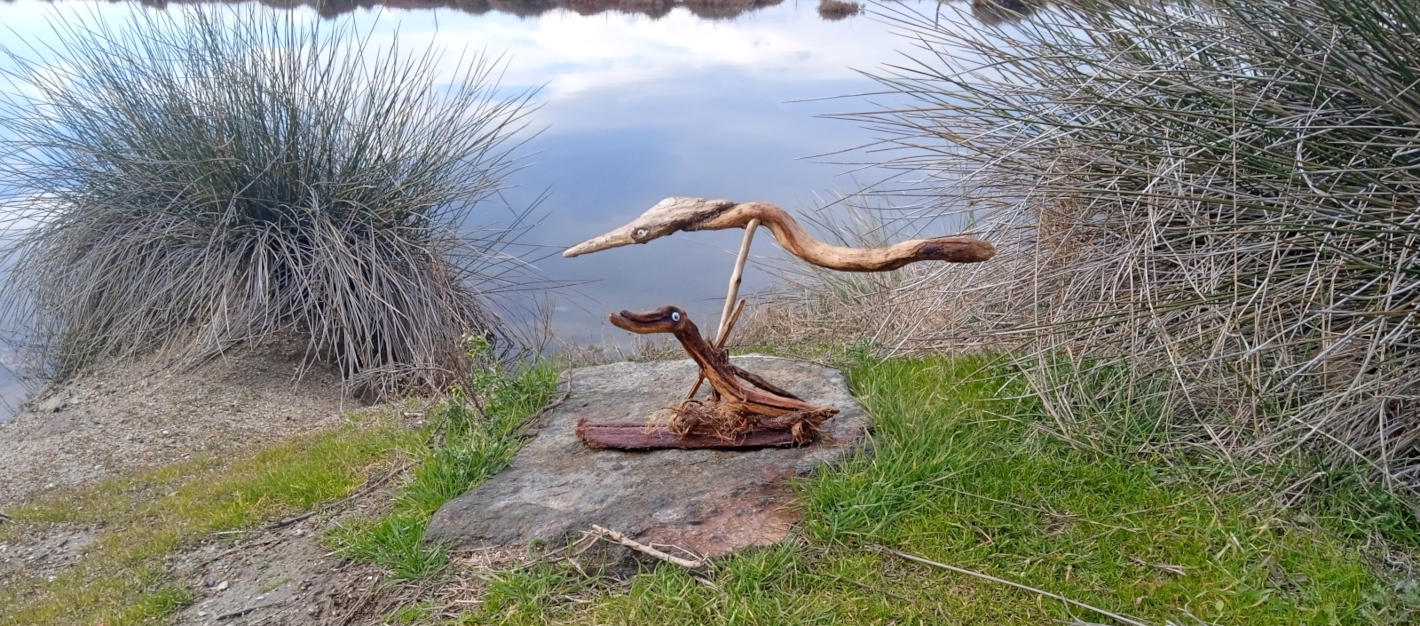arte gabiart con madera a la deriva representado pajaros